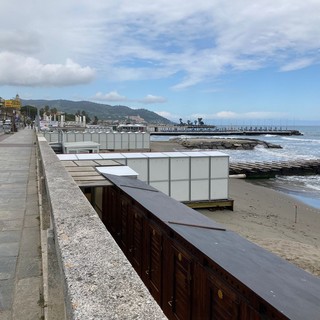 A Diano Marina fino al 30 settembre è vietato passeggiare su spiagge libere, moli e scogliere dalle 19 alle 8