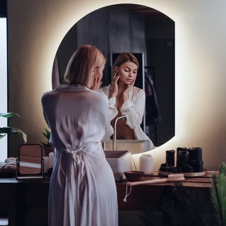 Illuminazione con stile: come scegliere il colore della luce LED perfetto per il tuo specchio