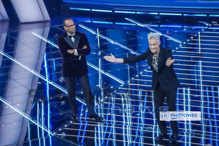 Sanremo 2026, Schettini sul palco nonostante la polemica: “A Sanremo siamo dentro un esperimento” Sanremo 2026, Schettini sul palco nonostante la polemica: “A Sanremo siamo dentro un esperimento”