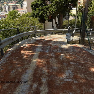 Sanremo: strada per il liceo Amoretti ricoperta di sabbia, un pericolo per auto e moto