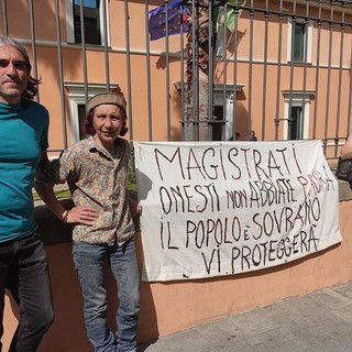 Imperia, sit-in di protesta in Tribunale dell'associazione 'Governo del popolo Aps': "La giustizia corrotta va punita" (foto)