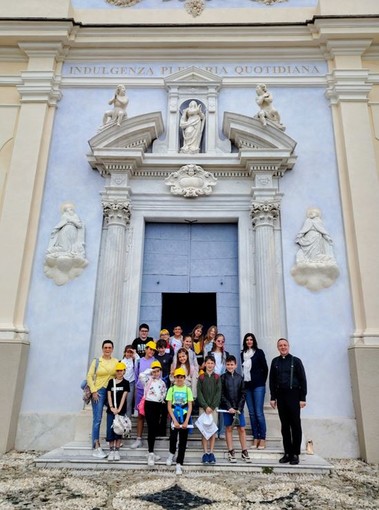 Lezioni all'aperto a Sanremo: gli alunni della primaria 'D. Scaini' scoprono la città con ‘Il Territorio si fa Scuola’ Lezioni all'aperto a Sanremo: gli alunni della primaria 'D. Scaini' scoprono la città con ‘Il Territorio si fa Scuola’