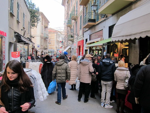Sanremo: domenica prossima c'è 'Saldi di gioia' in centro, divieto di transito in via Feraldi e corso Mombello Sanremo: domenica prossima c'è 'Saldi di gioia' in centro, divieto di transito in via Feraldi e corso Mombello
