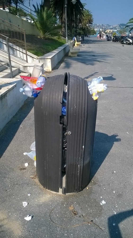 Sanremo: cestino dei rifiuti 'stracolmo' davanti alle spiagge, la denuncia di una lettrice Sanremo: cestino dei rifiuti 'stracolmo' davanti alle spiagge, la denuncia di una lettrice