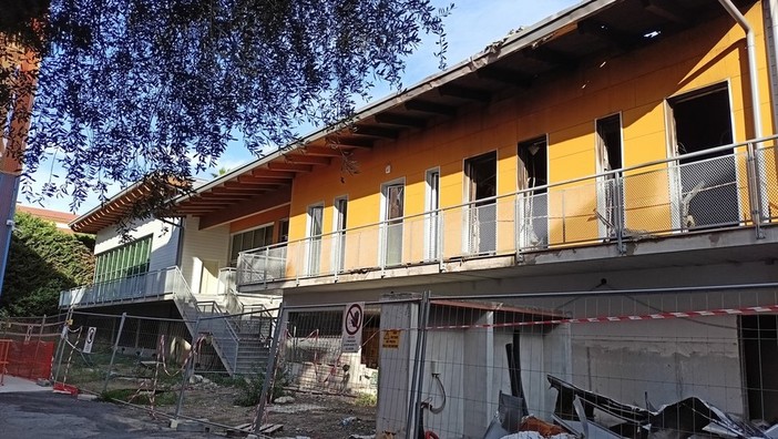 Sopralluogo alla scuola di Bordighera danneggiata da incendio, Laganà: "Valutati i danni, ora aspettiamo stima" (Foto)