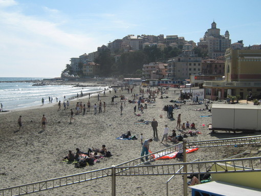 Più appeal per le spiagge libere e attrezzate: Marco Scajola incontra i balneari “Verso norme meno rigide e no al lettino selvaggio” Più appeal per le spiagge libere e attrezzate: Marco Scajola incontra i balneari “Verso norme meno rigide e no al lettino selvaggio”