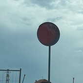 Arma di Taggia, vandalizzato lo specchio parabolico in via Nuvolone: "Non si vede di nuovo nulla"
