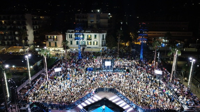 "Prima la sedia, poi la città": Ventimiglia Futura attacca la maggioranza per la polemica sui posti per il SuperKaraoke al Resentello "Prima la sedia, poi la città": Ventimiglia Futura attacca la maggioranza per la polemica sui posti per il SuperKaraoke al Resentello