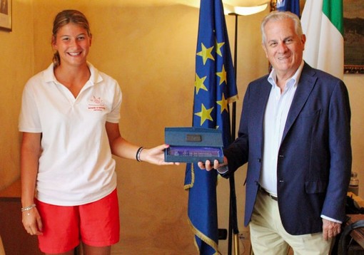 Imperia, riconoscimento da parte del sindaco Scajola alla bagnina Martina Greggio che ha salvato un anziano (Foto) Imperia, riconoscimento da parte del sindaco Scajola alla bagnina Martina Greggio che ha salvato un anziano (Foto)