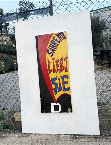 Sanremo, la "street art" per i turisti arriva in via Padre Semeria: installato un display in lingua tedesca Sanremo, la "street art" per i turisti arriva in via Padre Semeria: installato un display in lingua tedesca