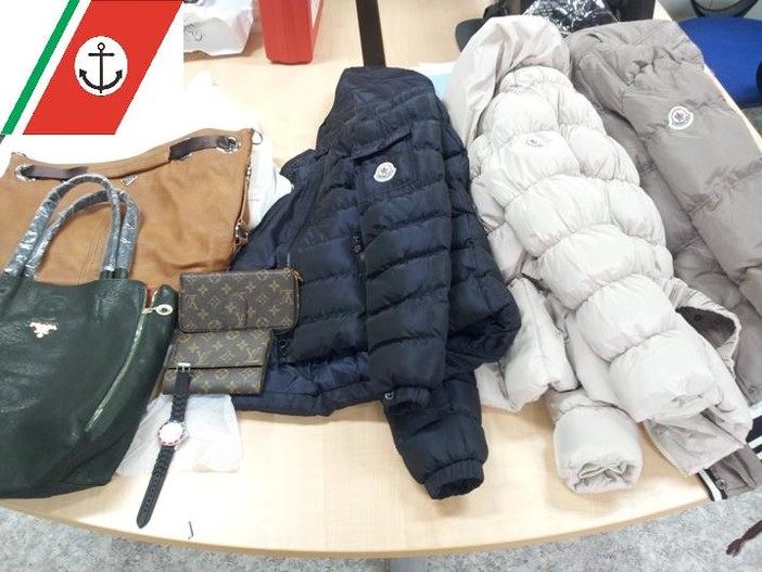 Diano Marina: sequestrata merce contraffatta in località Sant'Anna dal personale della Capitaneria