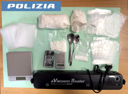 Ventimiglia, nasconde la cocaina negli slip e sotto il letto: giovane sudamericano arrestato dalla Polizia Ventimiglia, nasconde la cocaina negli slip e sotto il letto: giovane sudamericano arrestato dalla Polizia