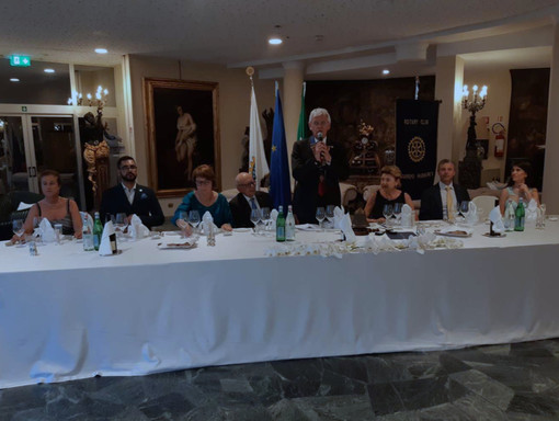 Sanremo: passaggio di consegne al Rotary Club Sanremo Hanbury tra Sergio Maiga e Giotto Gugliemi Sanremo: passaggio di consegne al Rotary Club Sanremo Hanbury tra Sergio Maiga e Giotto Gugliemi
