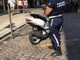 Sanremo: motorino senza targa abbandonato in piazza Colombo, interviene la Polizia Municipale Sanremo: motorino senza targa abbandonato in piazza Colombo, interviene la Polizia Municipale