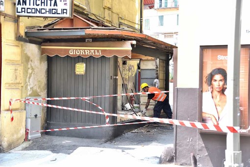 Sanremo: si sono svolti stamattina i lavori di rimozione dell'ex edicola di via Matteotti (Foto)