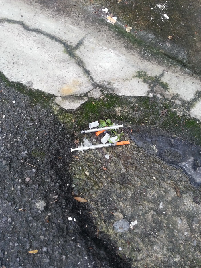Sanremo: siringhe in via Melandri, la costernata segnalazione di un lettore (foto)