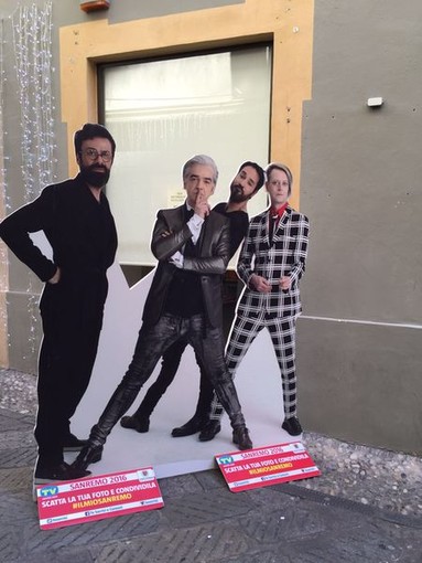 #Sanremo2016: in tutte le vie dello shopping cartonati dei cantanti per #selfie speciali