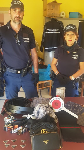 Vallecrosia: blitz della Polizia locale sui mezzi pubblici, sequestrata merce contraffatta Vallecrosia: blitz della Polizia locale sui mezzi pubblici, sequestrata merce contraffatta