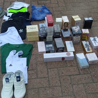 Vallecrosia, la polizia municipale ha sequestrato abbigliamento e profumi contraffatti (foto)