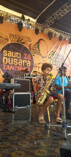 Giovane sanremese di 10 anni tra i protagonisti del 'Sauti Za Busara' di Zanzibar, in Tanzania (foto) Giovane sanremese di 10 anni tra i protagonisti del 'Sauti Za Busara' di Zanzibar, in Tanzania (foto)