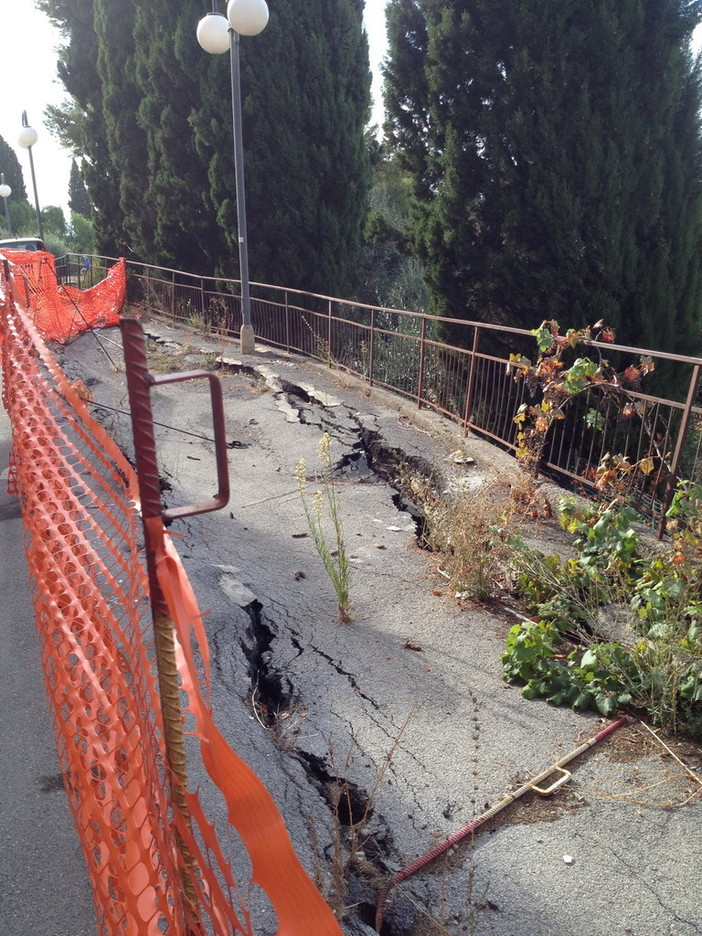 Sanremo: via Vallarino sta franando e ordinanza in arrivo, se i proprietari non interverranno ci penserà il Comune (Foto) Sanremo: via Vallarino sta franando e ordinanza in arrivo, se i proprietari non interverranno ci penserà il Comune (Foto)