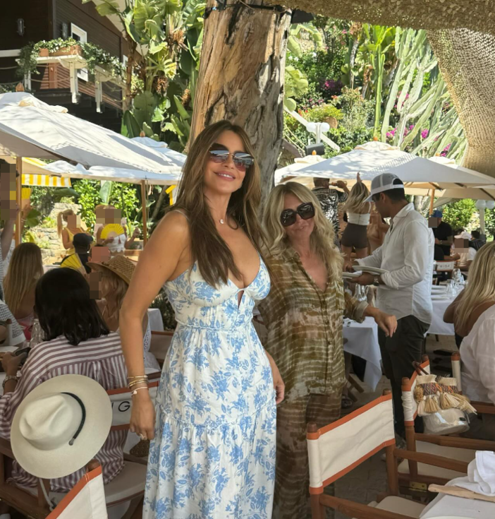 Cibo, musica e balli scatenati: l'attrice Sofía Vergara sbarca a Ventimiglia (Foto)