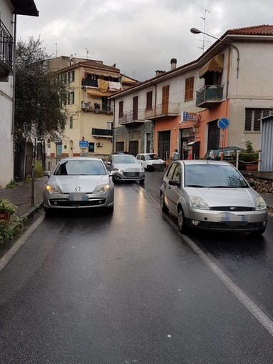 Pontedassio: sosta selvaggia davanti al Comune e vicino alle scuole. La protesta dei residenti (foto)
