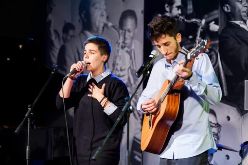 Imperia: questa sera Giulia e Francesco del gruppo Seawards ospiti da Red Ronnie al Roxy Bar per il Fiat Music Imperia: questa sera Giulia e Francesco del gruppo Seawards ospiti da Red Ronnie al Roxy Bar per il Fiat Music