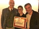 Serena Mela riceve il premio da Helmuth Köcher, patron di Merano WineFestival e Andrea Radic della Guida dell'Espresso.