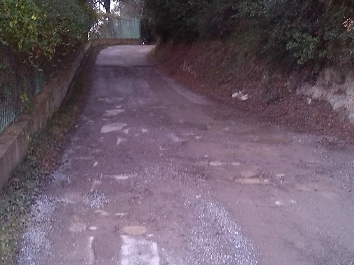 Ventimiglia: asfalto dissestato e problemi di sicurezza, la denuncia del lettore Giancarlo Ventimiglia: asfalto dissestato e problemi di sicurezza, la denuncia del lettore Giancarlo