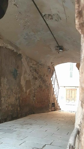 Sanremo: sparite lampada e plafoniera all'interno del porticato che introduce in salita San Bernardo. È mistero Sanremo: sparite lampada e plafoniera all'interno del porticato che introduce in salita San Bernardo. È mistero