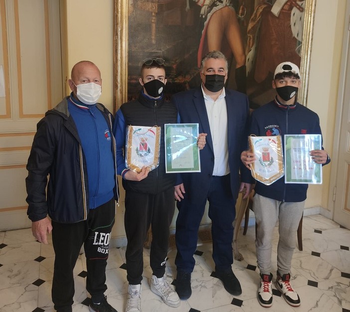 Per le recenti vittorie, la 'Sanremo Boxe' omaggiata dall'Amministrazione con due gagliardetti con il logo del Comune Per le recenti vittorie, la 'Sanremo Boxe' omaggiata dall'Amministrazione con due gagliardetti con il logo del Comune