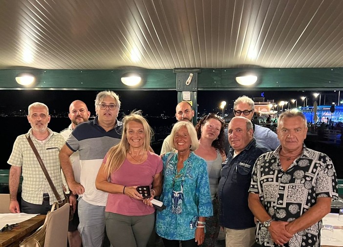 La storica comandante dei vigili di Diano Marina Daniela Bozzano consegna alamari e stellette alla collega Genoveffa D’Agostino La storica comandante dei vigili di Diano Marina Daniela Bozzano consegna alamari e stellette alla collega Genoveffa D’Agostino