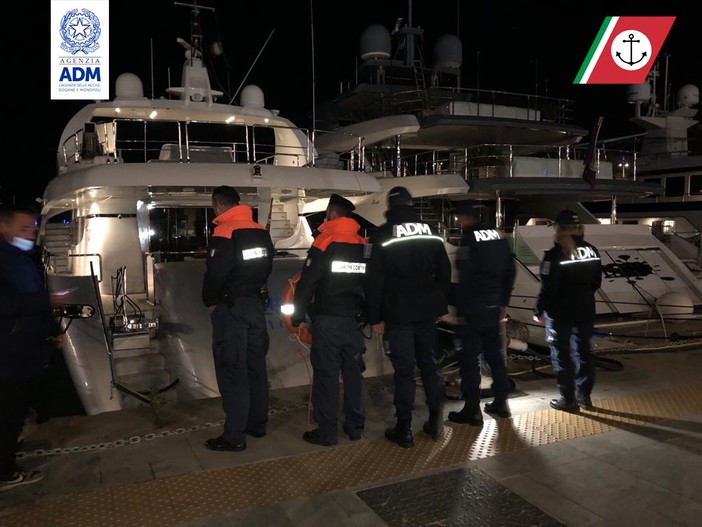 Guerra in Ucraina: dogane e capitaneria di porto sequestrano a Imperia lo yacht 'New Vogue': continuano le sanzioni agli oligarchi russi (foto) Guerra in Ucraina: dogane e capitaneria di porto sequestrano a Imperia lo yacht 'New Vogue': continuano le sanzioni agli oligarchi russi (foto)