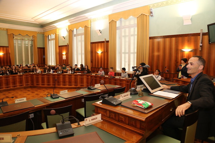 Sanremo: la differenziata vista dai giovani tra problemi e perplessità, le scuole incontrano le istituzioni (VIDEO INTERVISTA)