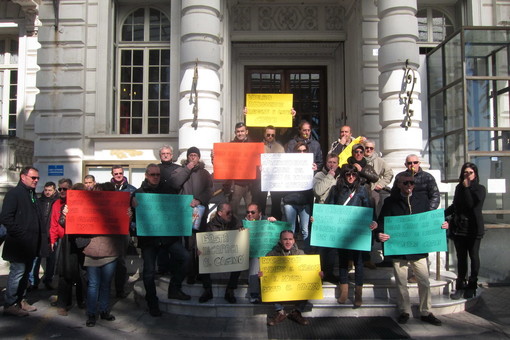 La protesta davanti al Comune