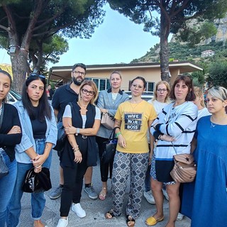 Ventimiglia, trasferiscono la maestra in un altro plesso: i genitori dei bimbi dell'infanzia di Roverino protestano (Foto e video)