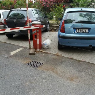 Sanremo: sacchetti dei rifiuti abbandonati per strada, la segnalazione di una lettrice