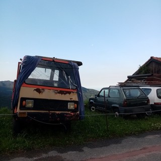 Bajardo: camioncino abbandonato all'entrata del paese, la segnalazione con foto di un lettore