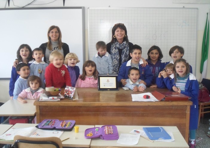 Triora: consegnata alla scuola Ferraironi una targa premio per un cortometraggio Triora: consegnata alla scuola Ferraironi una targa premio per un cortometraggio