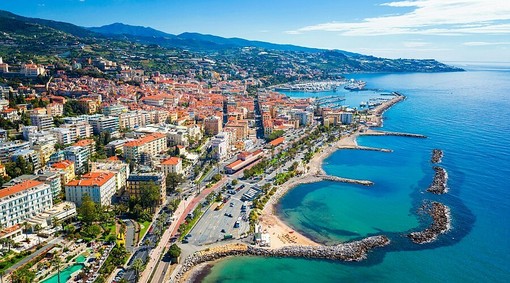 "Nuotato 45 minuti senza saperlo": il racconto di un bagnante tra divieti non segnalati e spiagge libere chiuse alle 19 "Nuotato 45 minuti senza saperlo": il racconto di un bagnante tra divieti non segnalati e spiagge libere chiuse alle 19