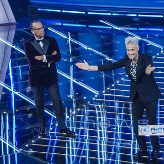 Sanremo 2026, Schettini sul palco nonostante la polemica: “A Sanremo siamo dentro un esperimento”