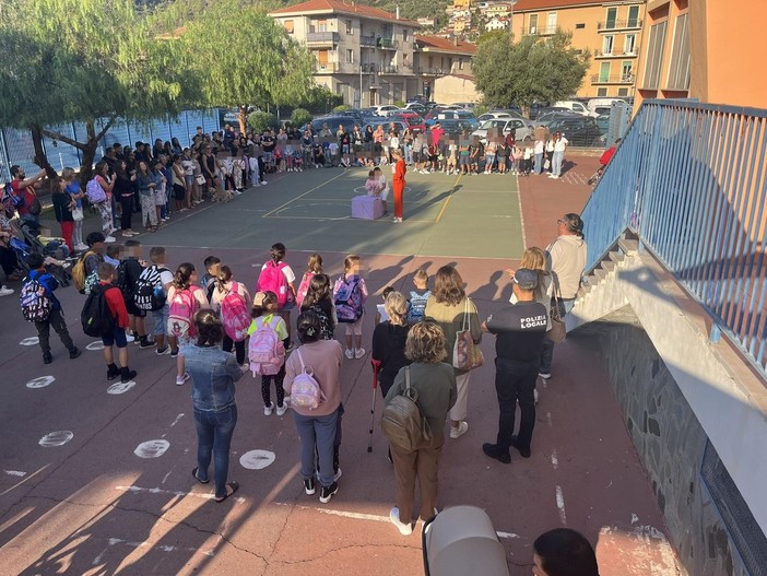 Primo giorno di scuola a Camporosso, l'Amministrazione comunale: "Ogni giorno è un'occasione per costruire il futuro che desiderate"