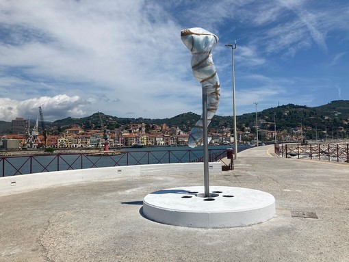 Imperia, installata la “Sirena” sul molo lungo di Oneglia: domani slitta però l’inaugurazione (foto) Imperia, installata la “Sirena” sul molo lungo di Oneglia: domani slitta però l’inaugurazione (foto)