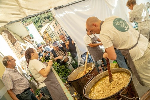Badalucco, tremila porzioni di stoccafisso nell'anno dei prezzi record: il Festival non cambia la sua ricetta Badalucco, tremila porzioni di stoccafisso nell'anno dei prezzi record: il Festival non cambia la sua ricetta