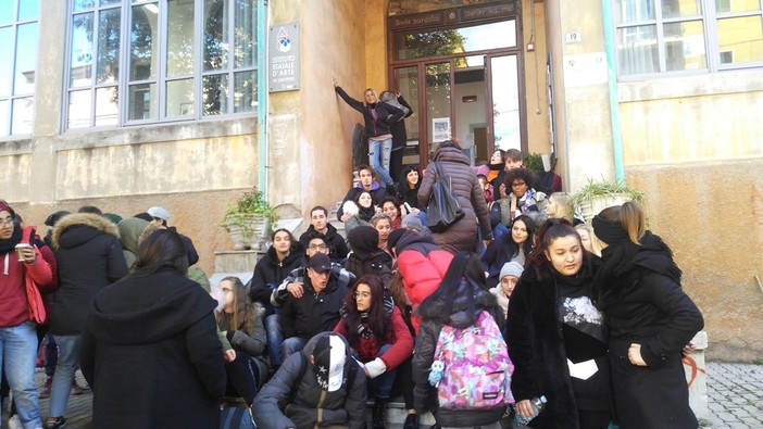 Imperia: freddo nelle aule dell'Artistico. Gli studenti escono fuori dalla scuola "Temperature di 15 gradi"