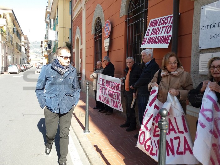 Ventimiglia: sit-in dei residenti di piazza Battisti davanti agli uffici comunali: “Un oltraggio alla nostra situazione” (VIDEO) Ventimiglia: sit-in dei residenti di piazza Battisti davanti agli uffici comunali: “Un oltraggio alla nostra situazione” (VIDEO)