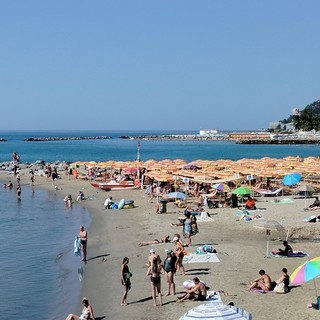 Spiagge della Riviera di Ponente, luglio a due velocità: weekend da tutto esaurito, ma nei giorni feriali le presenze rallentano