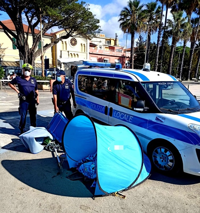 Diano Marina, controlli anti-Covid della Polizia Municipale: sgomberata la spiaggia e sequestrati ombrelloni e asciugamani (Foto) Diano Marina, controlli anti-Covid della Polizia Municipale: sgomberata la spiaggia e sequestrati ombrelloni e asciugamani (Foto)