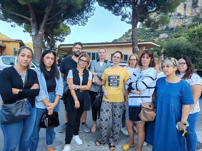 Ventimiglia, trasferiscono la maestra in un altro plesso: i genitori dei bimbi dell'infanzia di Roverino protestano (Foto e video) Ventimiglia, trasferiscono la maestra in un altro plesso: i genitori dei bimbi dell'infanzia di Roverino protestano (Foto e video)